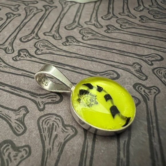 Beetlejuice Sandworm Glow in the dark pendant in sterling silver (nickel free) - Picture 4 of 5